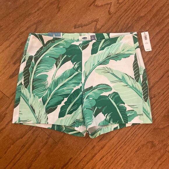 Old Navy Pants - NWT Old Navy shorts, high-rise 10 inches from crotch to waist, size 6